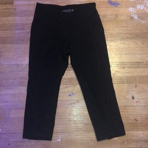 Black Triangle Pattern Capri Leggings